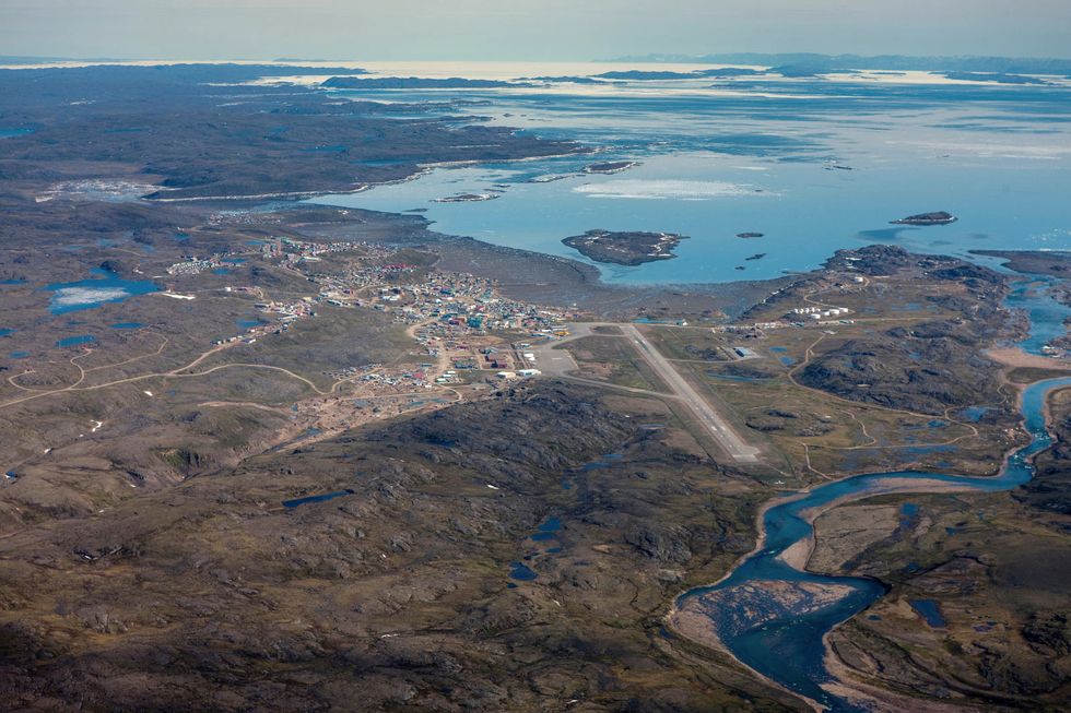 Аэропорт и сам остров выглядят не очень уютно, правда? Источник